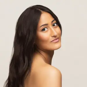 Naturigin Doğal Saç Boyası Abanoz Siyah 2.3 uygulama sonrası model görseli
