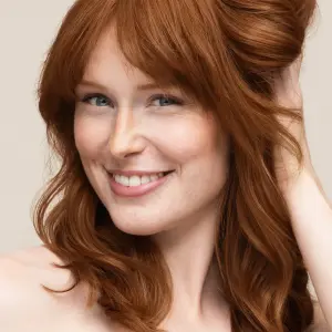 Naturigin Doğal Saç Boyası Bakır Sarı 7.4 uygulama sonrası model görseli